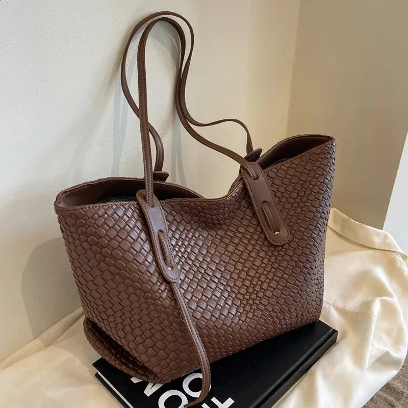 arge Capacity Women’s Woven Handbag — view 3