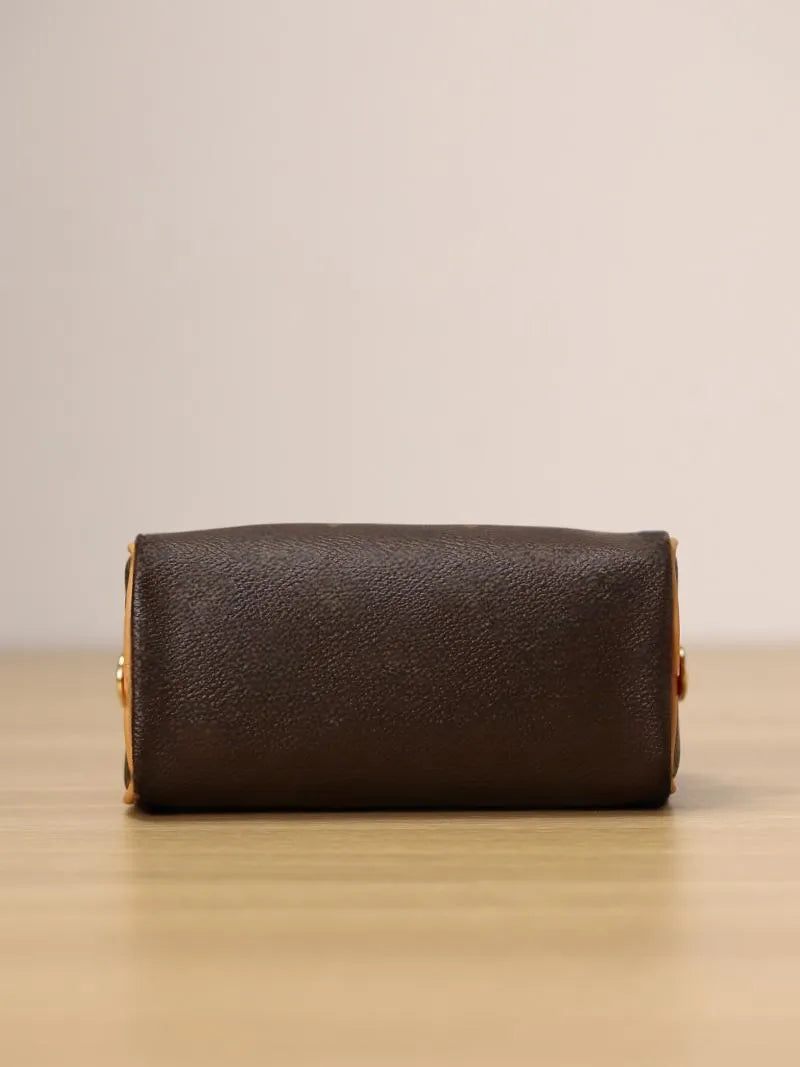 Elegant Leather Pochette Handbag for Women — detail 5